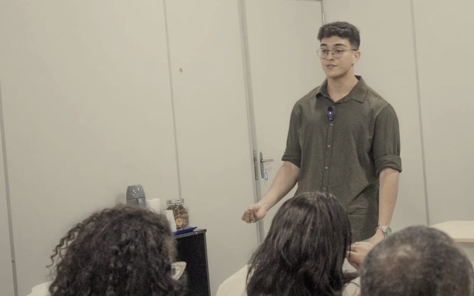 Daniel França conduzindo uma palestra